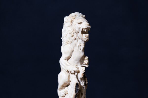 Scultura "A Stunning lion carving from deer antler with custom stand" - immagine 8